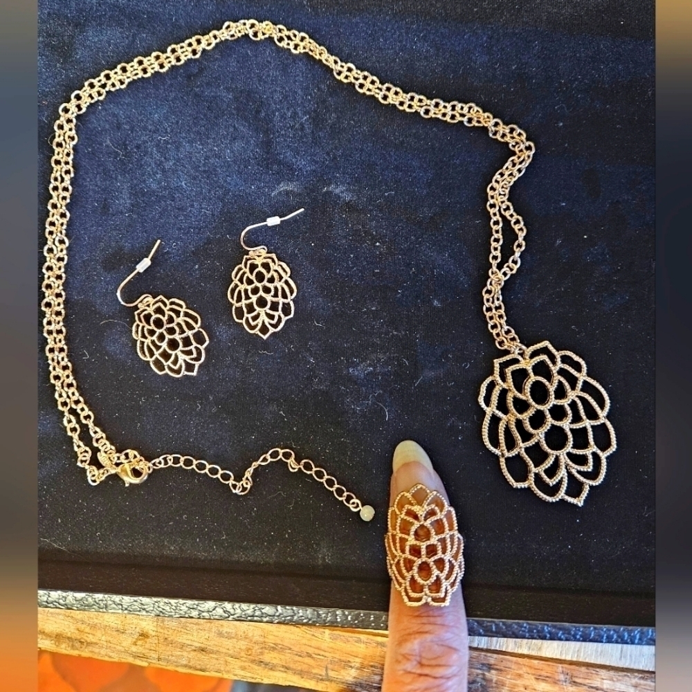 Avon 2016 Signature Collection Gold-tone Filigree Jewelry Set